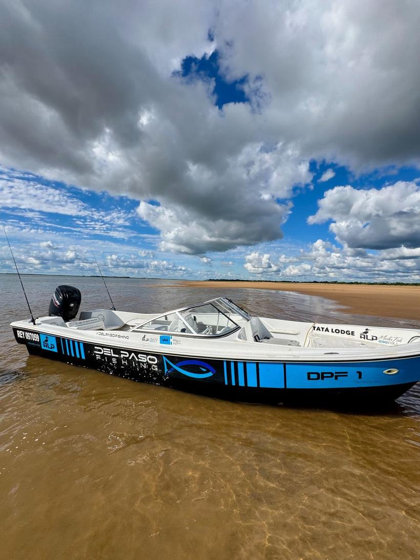 Lancha de Del Paso Fishing en la costa del Paraná