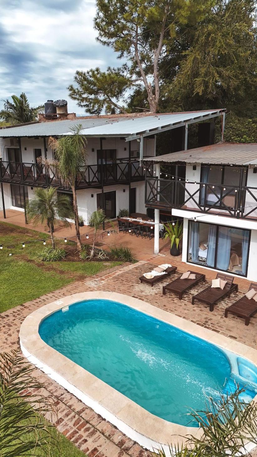 Casa del lodge con pileta frente al río