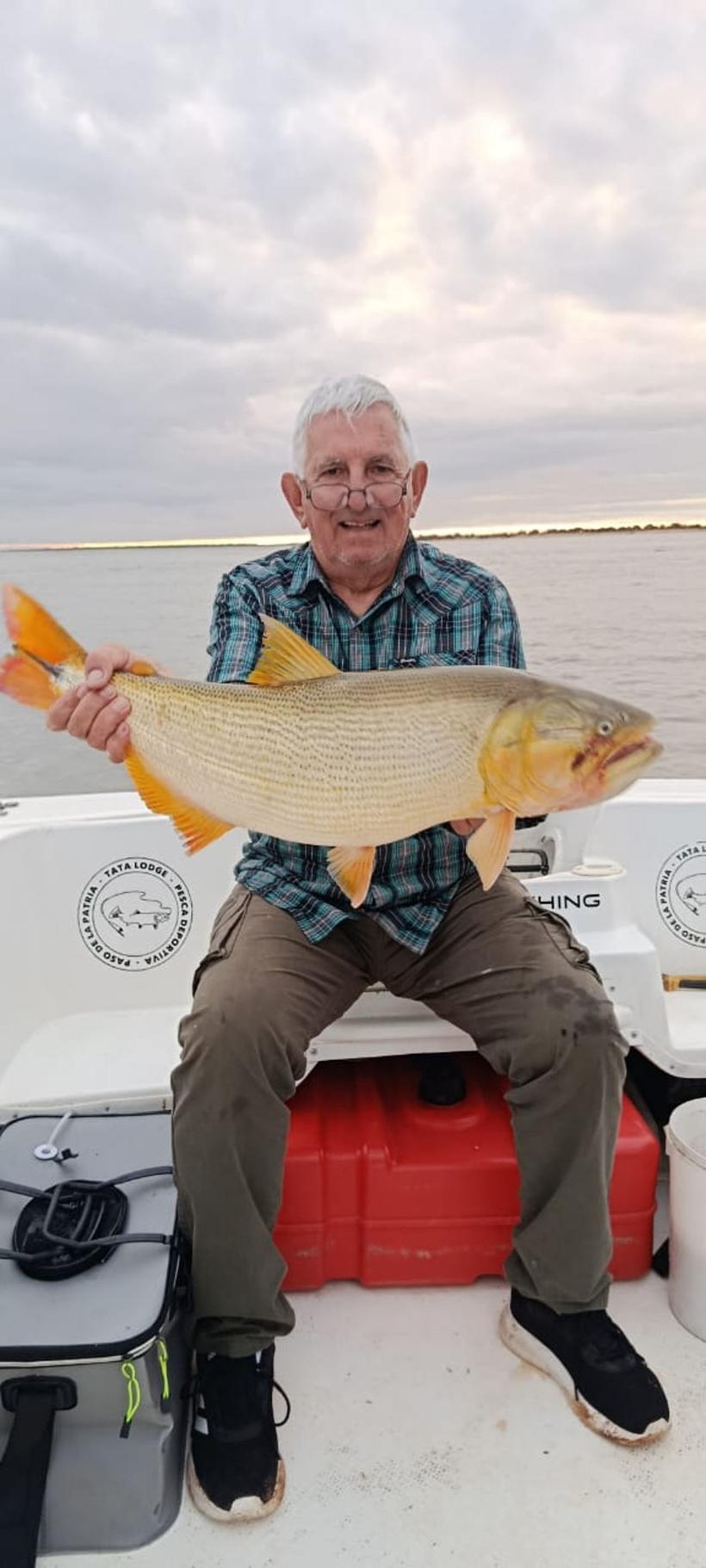 Pescador mayor con un dorado