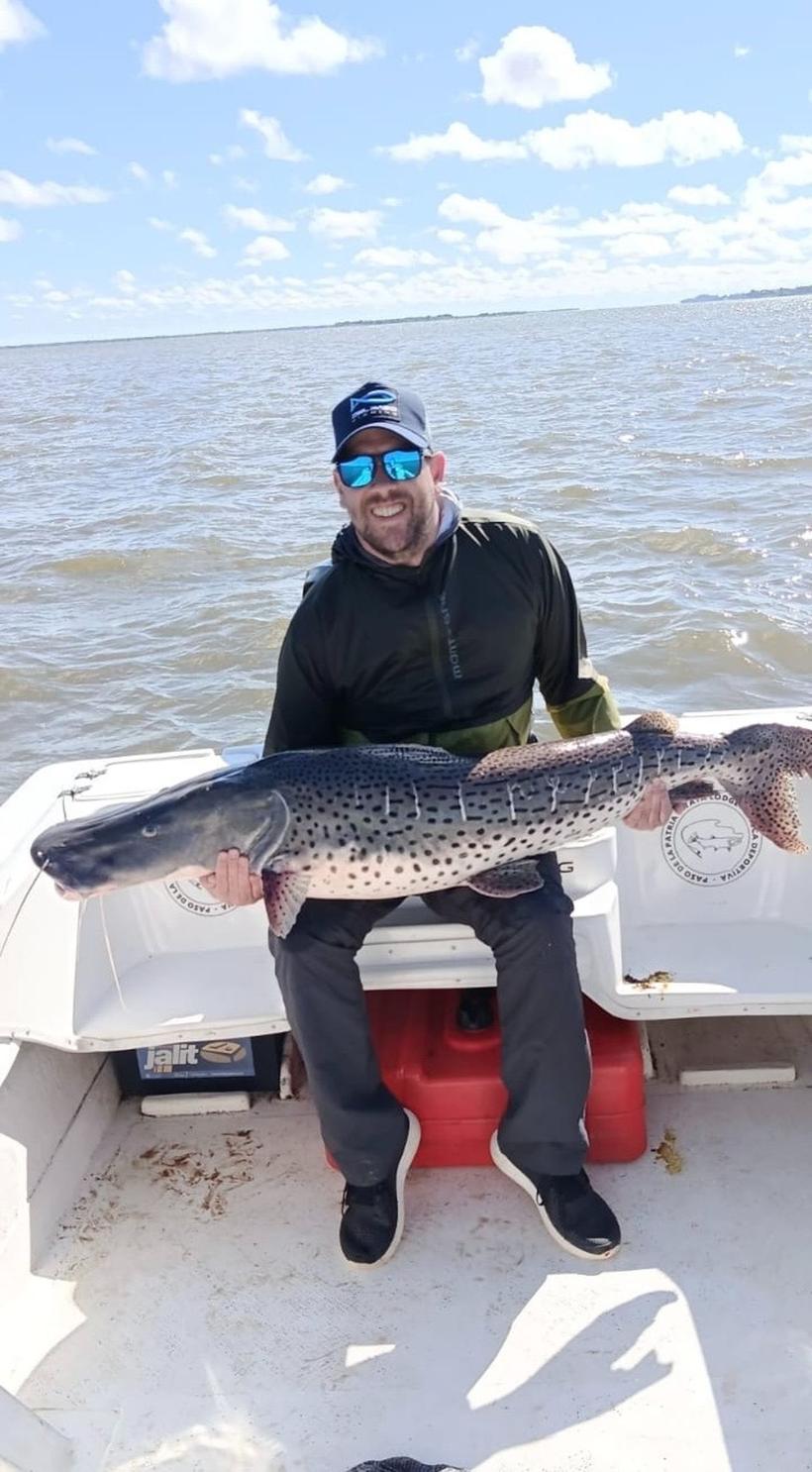Pescador con un surubí pintado