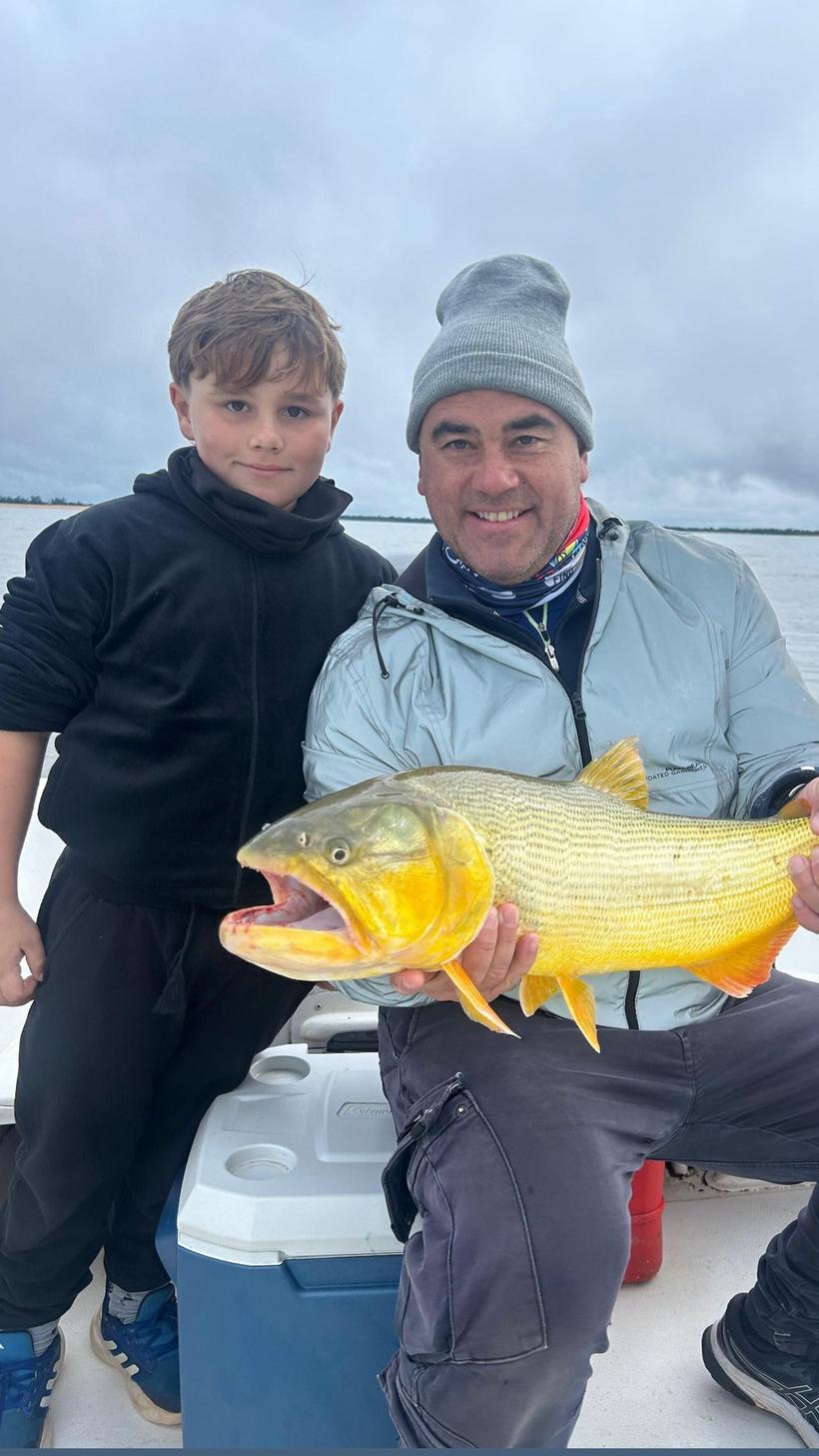 Padre e hijo con un dorado