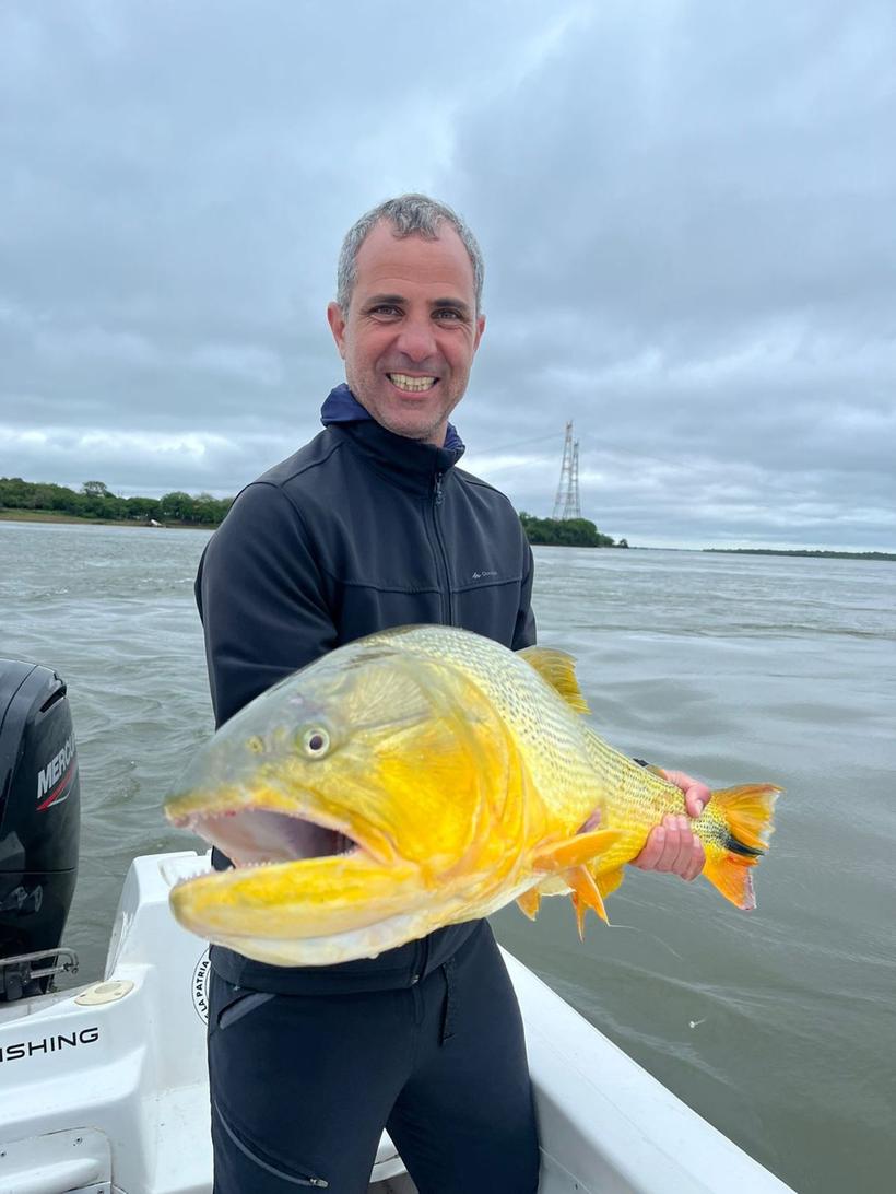 Pescador con un dorado