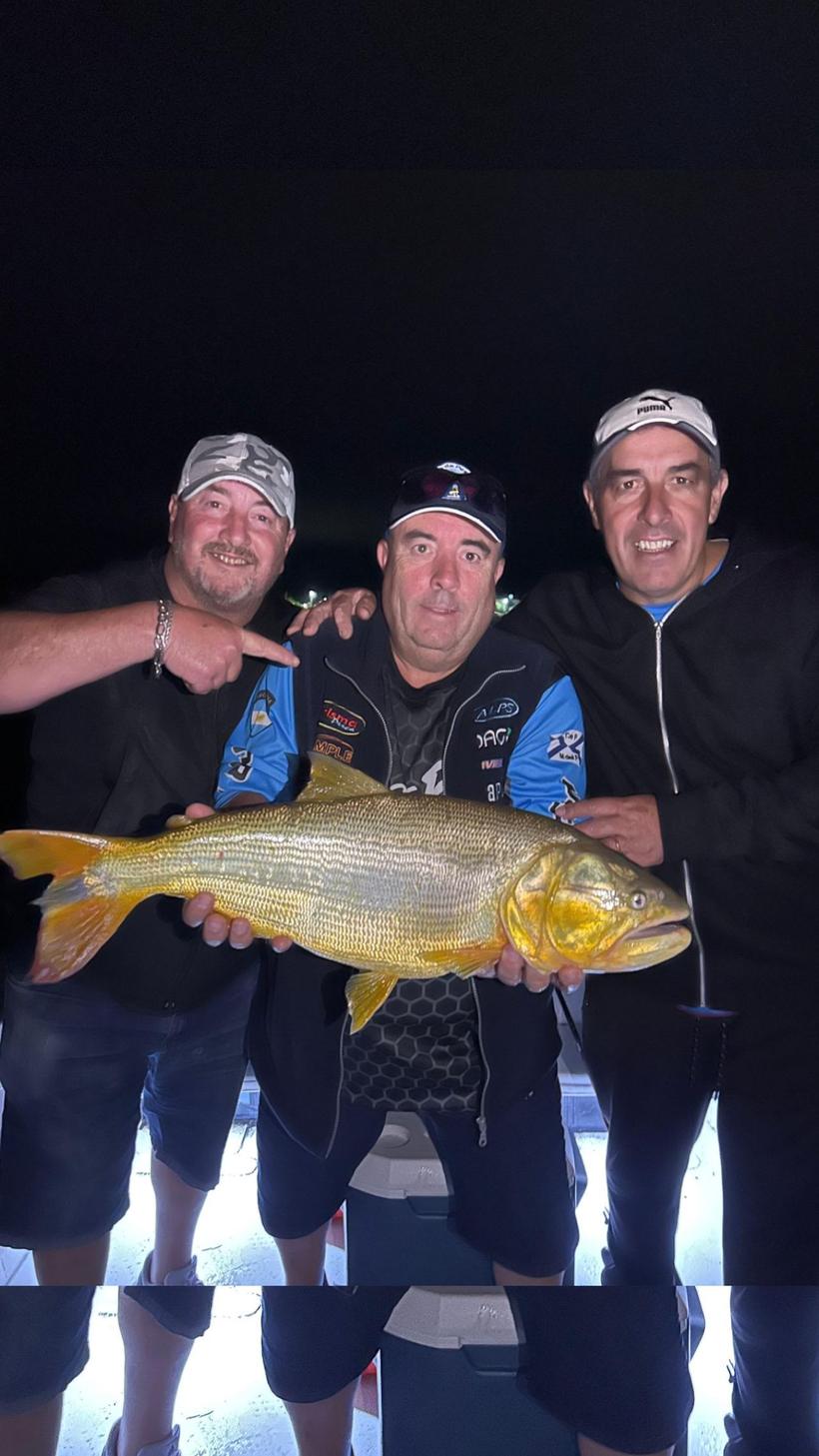 Grupo con un dorado de noche