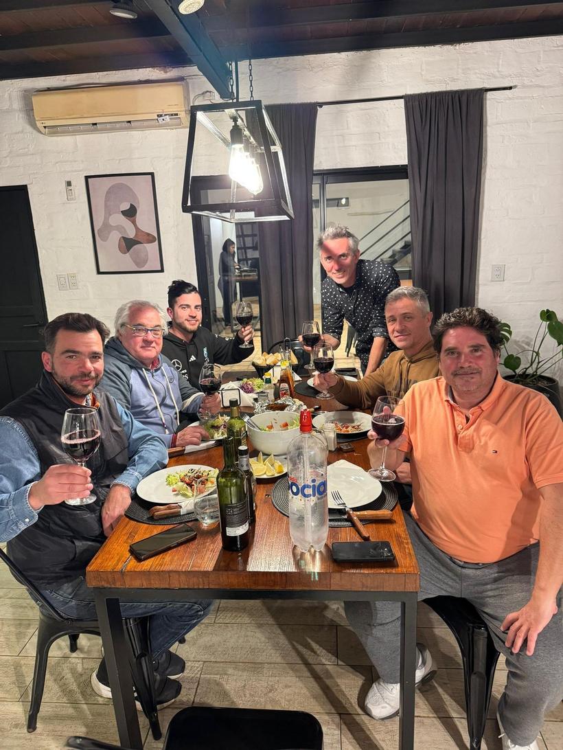 Cena grupal en el quincho del lodge