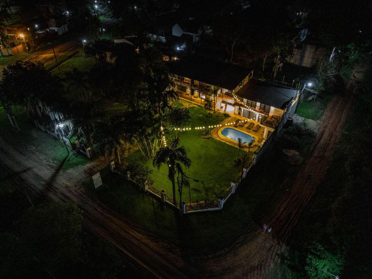 Vista aérea nocturna del lodge